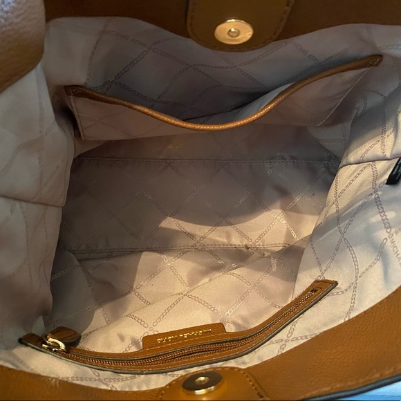 ❤️SOLD❤️ Michael Kors MK Purse Brown/Tan Adjustable Strap 2 Pocket Inside Zip - Picture 6 of 9